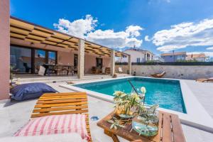Basen w obiekcie Villa Skyfall ZadarVillas lub w pobliżu