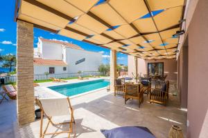 Basen w obiekcie Villa Skyfall ZadarVillas lub w pobliżu