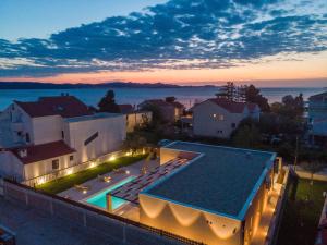 widok z lotu ptaka na budynek z basenem w obiekcie Villa Skyfall ZadarVillas w Bibinje