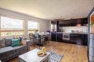 イプスウィッチにあるWaterfront 2 bed apartment with views over Ipswichのソファとテーブルのあるリビングルーム