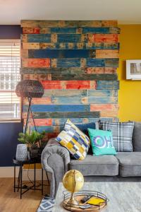 イプスウィッチにあるWaterfront 2 bed apartment with views over Ipswichのソファ付きのリビングルーム、木製の壁
