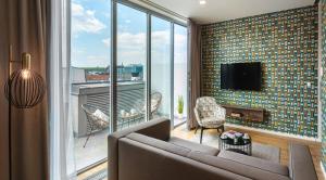 Televízia a/alebo spoločenská miestnosť v ubytovaní VN17 Rooftop Suites by Adrez