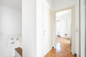 een hal met een witte deur en een tegelvloer bij Valdemare Relax&Beach in Ostuni +22 foto's