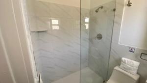 Bilik mandi di Steps To The Beach -renovated Studio Unit #1 +6 gambar