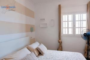 Postel nebo postele na pokoji v ubytování Casita Luna VV Playa Bastian + 37 fotografií