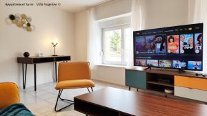 TV a/nebo společenská místnost v ubytování Duplex super équipé au calme - Susie