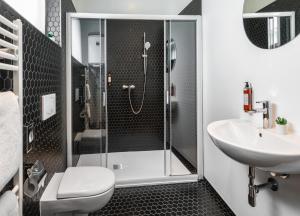 Kúpeľňa v ubytovaní VN17 Rooftop Suites by Adrez