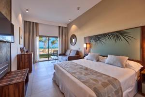 TV a/nebo společenská místnost v ubytování Riu Turquoise - All Inclusive