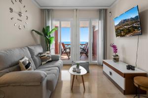 un soggiorno con divano e vista sull'oceano di Breathtaking terrace by Costarentals - Ref M45 a Manilva