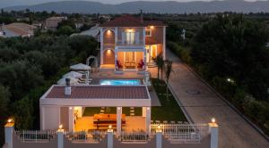 una vista aérea de una casa con piscina en Kate Kontini Luxury Villa, en Tsilivi
