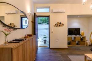 TV a/nebo společenská místnost v ubytování Kastella Bohemian Pied a Terre