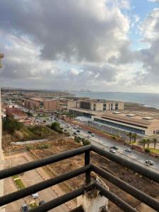 - Vistas a una ciudad con coches en la calle en Coast Haven, en Argel