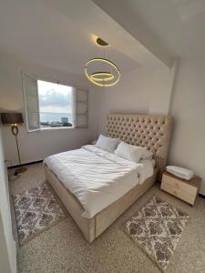 Un dormitorio con una cama grande y una ventana grande. en Coast Haven, en Argel 10 fotos más