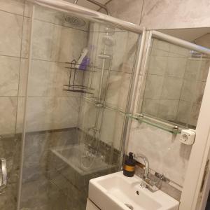 Ένα μπάνιο στο Levent Apartments