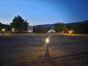 ein Parkplatz bei Nacht mit einem Licht in der Mitte in der Unterkunft Auto kamp Hacienda Kolenda in Mostar + 2 Fotos