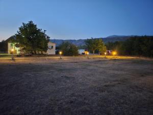 ein leerer Parkplatz mit Lichtern auf einem Feld in der Unterkunft Auto kamp Hacienda Kolenda in Mostar
