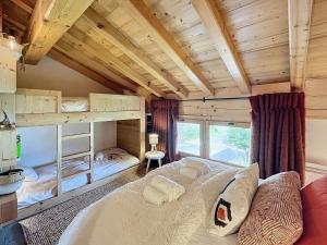 Giường trong phòng chung tại Chalet Cosy à Les Allues · Terrasse · Idéal Familles · Proche Pistes - FR-1-688-73