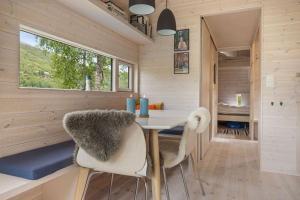 Ruang duduk di Tiny Mountain Cabin II