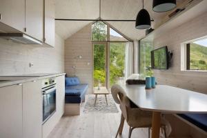 Dapur atau dapur kecil di Tiny Mountain Cabin II +6 gambar