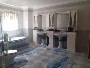 Ένα μπάνιο στο Noctua Villam GuestHouse