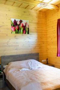 Postel nebo postele na pokoji v ubytování Geszthouse-Tulipános Vendégház