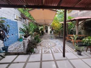 AcantiHotel Zona Libre Capurganá - Cerca a la playa y el muelle的户外庭院设有遮阳伞和植物