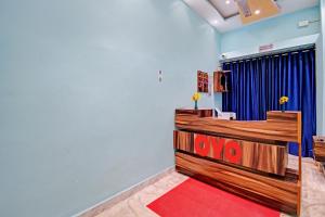 SaluaにあるHotel O Redwood Plazaのステージと赤いカーペットのある部屋