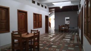 AcantiHotel Zona Libre Capurganá - Cerca a la playa y el muelle的走廊上设有桌椅