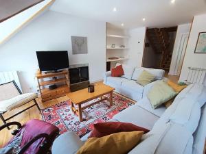 萨连特加列戈Balaitus Petfriendly - Arafita Apartamentos的客厅里有一张白色的沙发和一张桌子