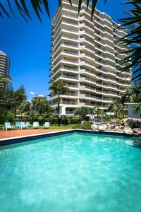 une piscine devant un grand bâtiment dans l'établissement Surfers Beachside Holiday Apartments, à Gold Coast