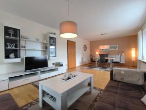 a living room with a couch and a table at Ferienwohnung Kiara - mit Terrasse, 2 Schlafzimmern und einem großem Wohnzimmer in Handewitt
