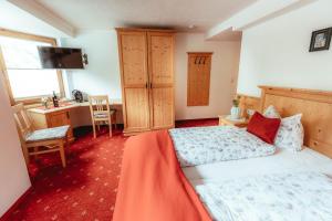 Postel nebo postele na pokoji v ubytování Hotel Gasthof Walcher