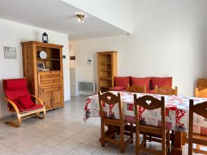 a living room with a table and chairs and a couch at 1002 - Maison 5p à 1km de la Plage des Vallées in Pléneuf-Val-André