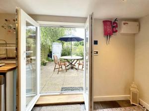 En terrasse eller udendørsområde på Wren Cottage North Norfolk + 16 billeder