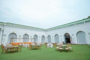 een groep tafels en stoelen in een gebouw bij Bel-La Monde Hotel Chhattarpur South Delhi in Sat Bari