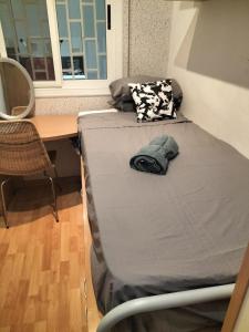 Bett in einem Zimmer mit einem Schreibtisch und einem Bett der Marke sidx sidx sidx. in der Unterkunft Room in shared appartment close to Camp Nou in Hospitalet de Llobregat
