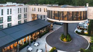 DöttingenLMS - La Maison Suisse - Döttingen的带有停车场的建筑物的俯视图