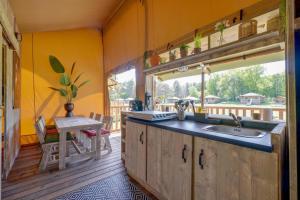 Η κουζίνα ή μικρή κουζίνα στο Sunny Lodge 6 persoons +118 φωτογραφίες