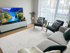 TV o dispositivi per l'intrattenimento presso The Hive - Luxury Ensuite Room - Full Privacy as only room on the top floor!
