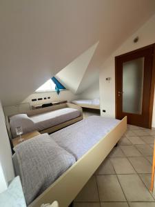 Postel nebo postele na pokoji v ubytování CASA I CEDRI
