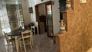 a kitchen and dining room with a table and chairs at La casa di Sonia in Fanusa