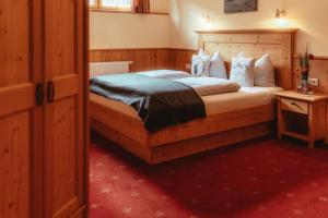 Postel nebo postele na pokoji v ubytování Hotel Gasthof Walcher