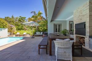 Πισίνα στο ή κοντά στο Luxury Five Bed House in the Heart of Franschhoek