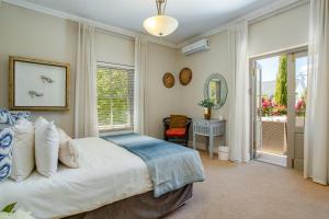 Ένα ή περισσότερα κρεβάτια σε δωμάτιο στο Luxury Five Bed House in the Heart of Franschhoek +40 φωτογραφίες