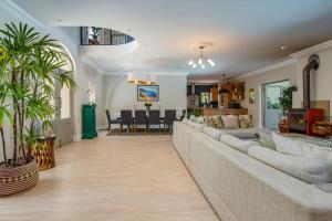 Χώρος καθιστικού στο Luxury Five Bed House in the Heart of Franschhoek