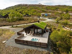 Una vista aérea de una casa con piscina. en Harevadet 78, en Volda