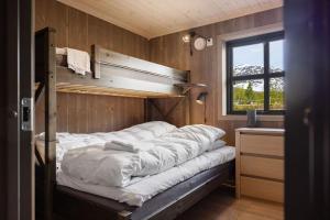 1 dormitorio con litera, lavabo y ventana en Harevadet 78, en Volda