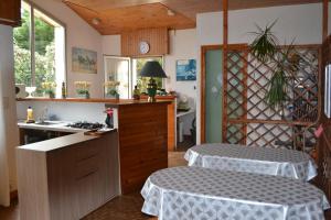 a kitchen with two beds in a room with a table at Les Fromentines in Saint-Pol-de-Léon