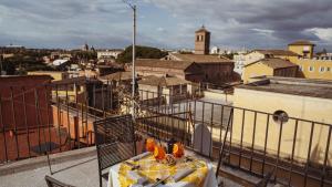 una vista di una città da un balcone di TIBERIM Exclusive Rome a Roma