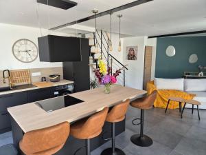 Dapur atau dapur kecil di Casa Délia, maison lumineuse et moderne +29 gambar